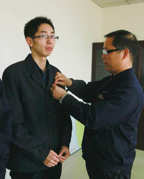 隆華黨委倡議：佩戴黨徽 亮明身份 增強(qiáng)責(zé)任意識